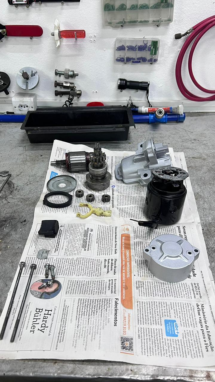Motor de partida desmontado para reparo