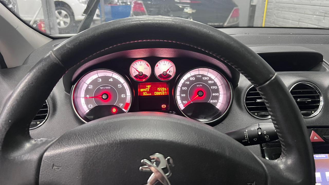 Painel Peugeot iluminado após reparo